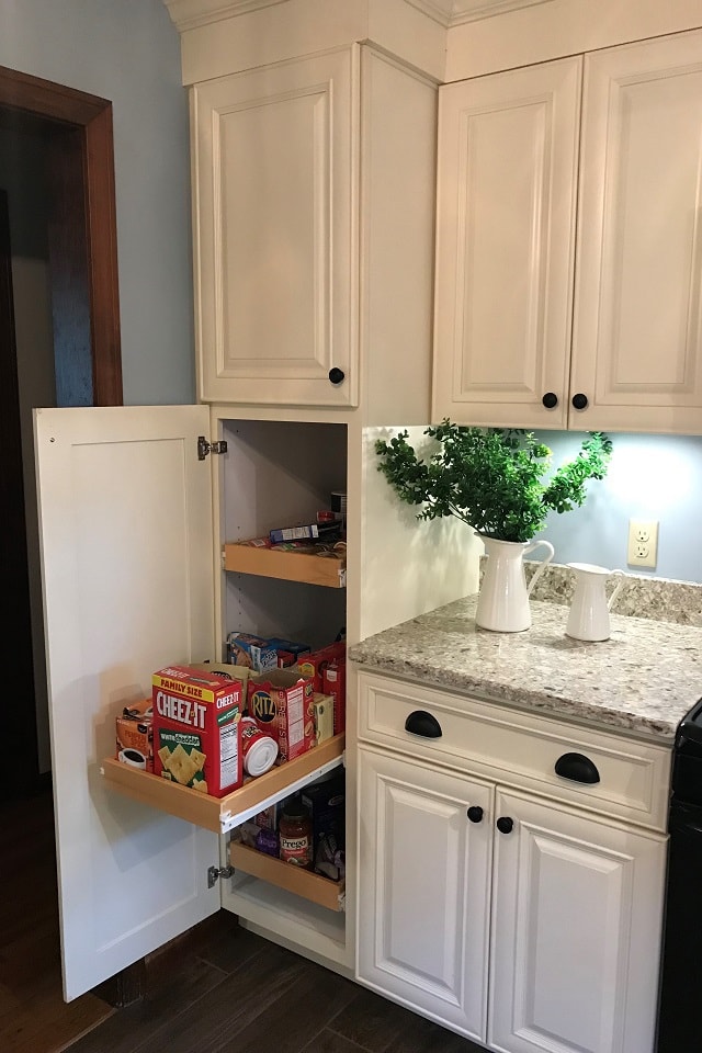 Wolf Home S Kitchens By Savina - How To Refinish Kitchen Cabinets Antique White