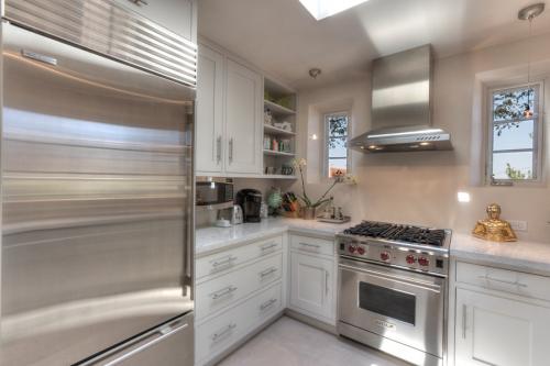 Maple in Frosty White